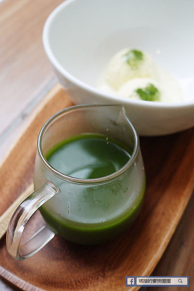 UZNA OMOM 杏桃鬆餅屋：◆台北東區。捷運忠孝敦化【杏桃鬆餅屋】夏季限定新菜單。鬆餅冰品陪你沁涼FUN暑假