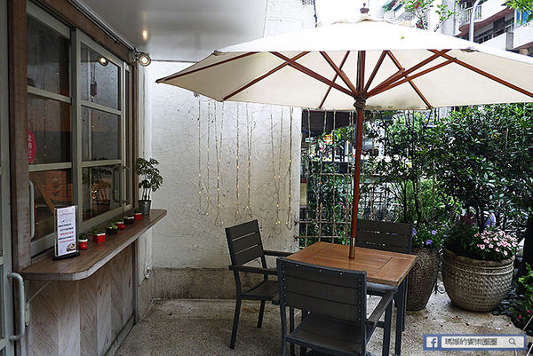 UZNA OMOM 杏桃鬆餅屋：◆台北東區。捷運忠孝敦化【杏桃鬆餅屋】夏季限定新菜單。鬆餅冰品陪你沁涼FUN暑假