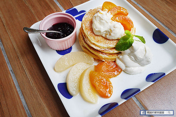 UZNA OMOM 杏桃鬆餅屋：◆台北東區。捷運忠孝敦化【杏桃鬆餅屋】夏季限定新菜單。鬆餅冰品陪你沁涼FUN暑假