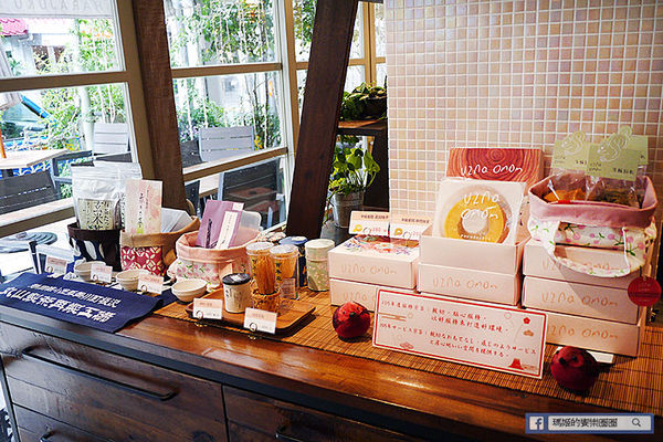 UZNA OMOM 杏桃鬆餅屋：◆台北東區。捷運忠孝敦化【杏桃鬆餅屋】夏季限定新菜單。鬆餅冰品陪你沁涼FUN暑假
