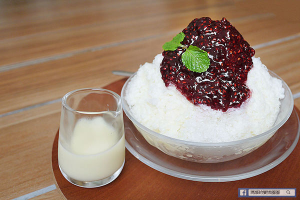 UZNA OMOM 杏桃鬆餅屋：◆台北東區。捷運忠孝敦化【杏桃鬆餅屋】夏季限定新菜單。鬆餅冰品陪你沁涼FUN暑假