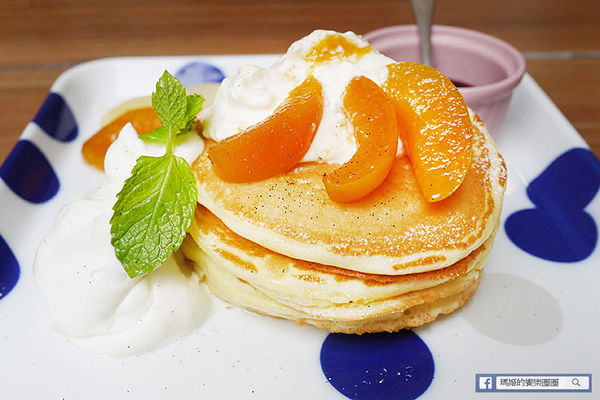 UZNA OMOM 杏桃鬆餅屋：◆台北東區。捷運忠孝敦化【杏桃鬆餅屋】夏季限定新菜單。鬆餅冰品陪你沁涼FUN暑假