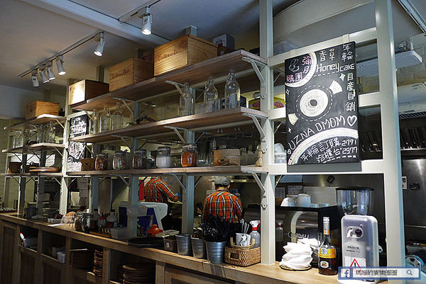 UZNA OMOM 杏桃鬆餅屋：◆台北東區。捷運忠孝敦化【杏桃鬆餅屋】夏季限定新菜單。鬆餅冰品陪你沁涼FUN暑假