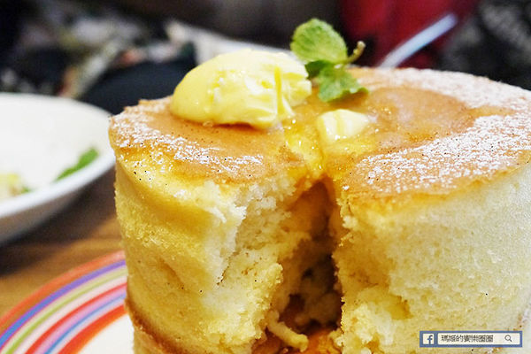 UZNA OMOM 杏桃鬆餅屋：◆台北東區。捷運忠孝敦化【杏桃鬆餅屋】夏季限定新菜單。鬆餅冰品陪你沁涼FUN暑假