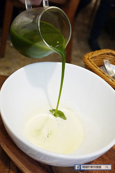 UZNA OMOM 杏桃鬆餅屋：◆台北東區。捷運忠孝敦化【杏桃鬆餅屋】夏季限定新菜單。鬆餅冰品陪你沁涼FUN暑假