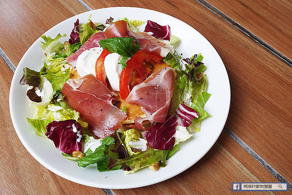 UZNA OMOM 杏桃鬆餅屋：◆台北東區。捷運忠孝敦化【杏桃鬆餅屋】夏季限定新菜單。鬆餅冰品陪你沁涼FUN暑假