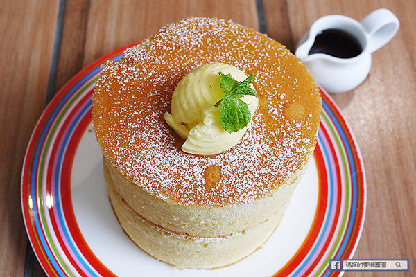 UZNA OMOM 杏桃鬆餅屋：◆台北東區。捷運忠孝敦化【杏桃鬆餅屋】夏季限定新菜單。鬆餅冰品陪你沁涼FUN暑假