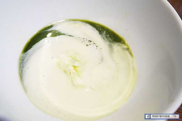 UZNA OMOM 杏桃鬆餅屋：◆台北東區。捷運忠孝敦化【杏桃鬆餅屋】夏季限定新菜單。鬆餅冰品陪你沁涼FUN暑假