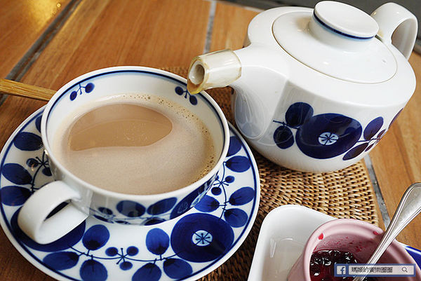 UZNA OMOM 杏桃鬆餅屋：◆台北東區。捷運忠孝敦化【杏桃鬆餅屋】夏季限定新菜單。鬆餅冰品陪你沁涼FUN暑假