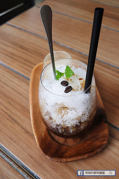 UZNA OMOM 杏桃鬆餅屋：◆台北東區。捷運忠孝敦化【杏桃鬆餅屋】夏季限定新菜單。鬆餅冰品陪你沁涼FUN暑假