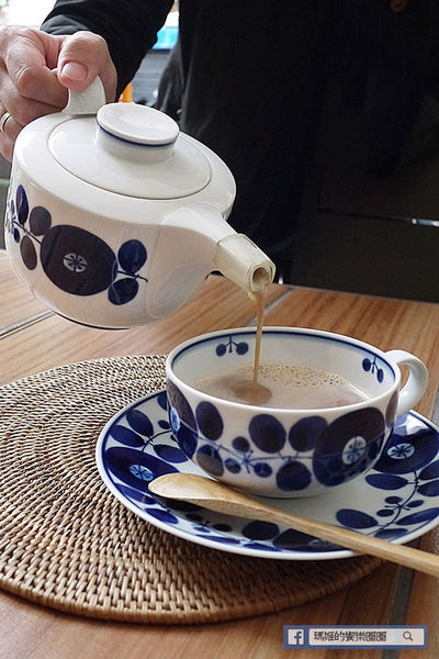 UZNA OMOM 杏桃鬆餅屋：◆台北東區。捷運忠孝敦化【杏桃鬆餅屋】夏季限定新菜單。鬆餅冰品陪你沁涼FUN暑假