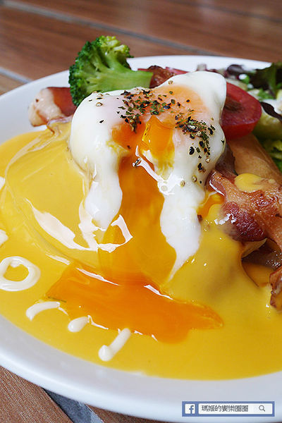 UZNA OMOM 杏桃鬆餅屋：◆台北東區。捷運忠孝敦化【杏桃鬆餅屋】夏季限定新菜單。鬆餅冰品陪你沁涼FUN暑假