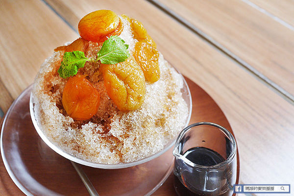 UZNA OMOM 杏桃鬆餅屋：◆台北東區。捷運忠孝敦化【杏桃鬆餅屋】夏季限定新菜單。鬆餅冰品陪你沁涼FUN暑假