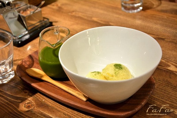 UZNA OMOM 杏桃鬆餅屋：[美食]uzna omom  杏桃鬆餅屋 。 柔軟彈力厚鬆餅