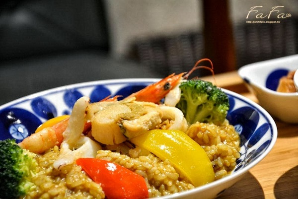 UZNA OMOM 杏桃鬆餅屋：[美食]uzna omom  杏桃鬆餅屋 。 柔軟彈力厚鬆餅