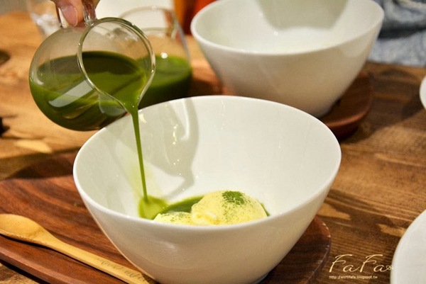 UZNA OMOM 杏桃鬆餅屋：[美食]uzna omom  杏桃鬆餅屋 。 柔軟彈力厚鬆餅