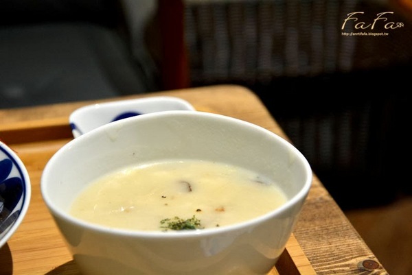 UZNA OMOM 杏桃鬆餅屋：[美食]uzna omom  杏桃鬆餅屋 。 柔軟彈力厚鬆餅