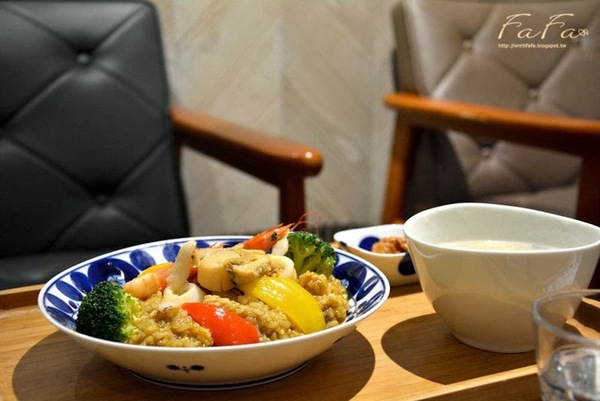 UZNA OMOM 杏桃鬆餅屋：[美食]uzna omom  杏桃鬆餅屋 。 柔軟彈力厚鬆餅