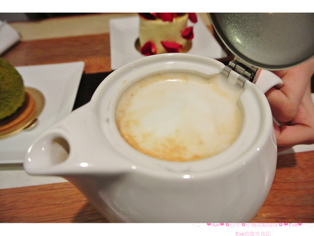 小梗甜點咖啡：【食記】oO。台中　西區　小梗咖啡廳Terrier Sweets （apple五花八門金銀島推）　二樓陽台(2F陽台)　草莓千層（期間限定千層）　17歲 　　好吃又好拍的甜點，大家不能錯過！。o○。