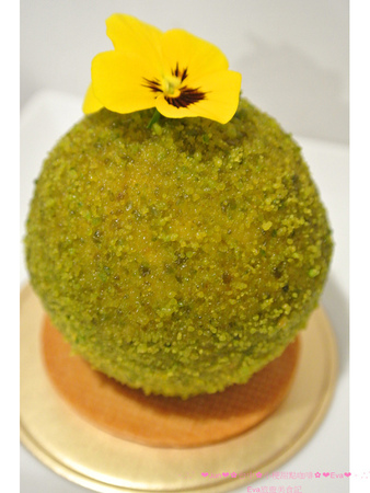 小梗甜點咖啡：【食記】oO。台中　西區　小梗咖啡廳Terrier Sweets （apple五花八門金銀島推）　二樓陽台(2F陽台)　草莓千層（期間限定千層）　17歲 　　好吃又好拍的甜點，大家不能錯過！。o○。