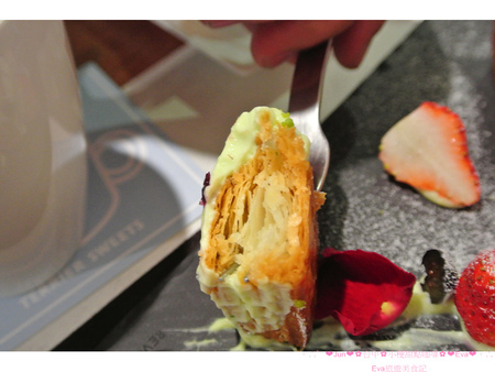 小梗甜點咖啡：【食記】oO。台中　西區　小梗咖啡廳Terrier Sweets （apple五花八門金銀島推）　二樓陽台(2F陽台)　草莓千層（期間限定千層）　17歲 　　好吃又好拍的甜點，大家不能錯過！。o○。