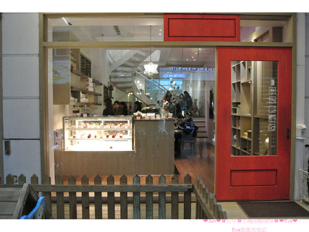 小梗甜點咖啡：【食記】oO。台中　西區　小梗咖啡廳Terrier Sweets （apple五花八門金銀島推）　二樓陽台(2F陽台)　草莓千層（期間限定千層）　17歲 　　好吃又好拍的甜點，大家不能錯過！。o○。