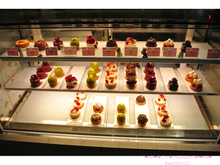 小梗甜點咖啡：【食記】oO。台中　西區　小梗咖啡廳Terrier Sweets （apple五花八門金銀島推）　二樓陽台(2F陽台)　草莓千層（期間限定千層）　17歲 　　好吃又好拍的甜點，大家不能錯過！。o○。