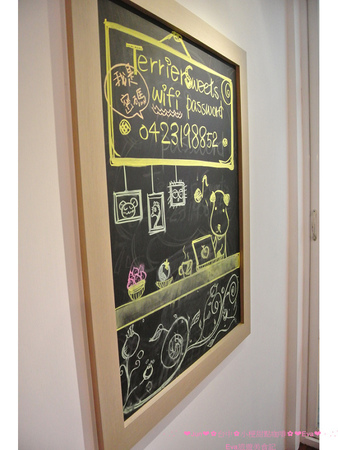 小梗甜點咖啡：【食記】oO。台中　西區　小梗咖啡廳Terrier Sweets （apple五花八門金銀島推）　二樓陽台(2F陽台)　草莓千層（期間限定千層）　17歲 　　好吃又好拍的甜點，大家不能錯過！。o○。