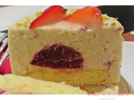 小梗甜點咖啡：【食記】oO。台中　西區　小梗咖啡廳Terrier Sweets （apple五花八門金銀島推）　二樓陽台(2F陽台)　草莓千層（期間限定千層）　17歲 　　好吃又好拍的甜點，大家不能錯過！。o○。