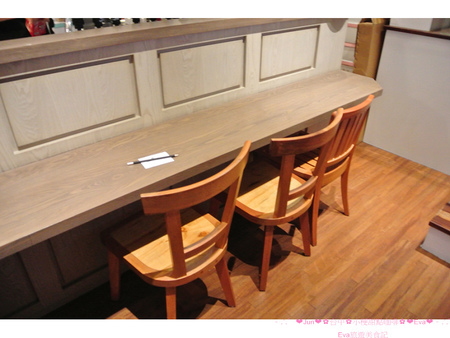 小梗甜點咖啡：【食記】oO。台中　西區　小梗咖啡廳Terrier Sweets （apple五花八門金銀島推）　二樓陽台(2F陽台)　草莓千層（期間限定千層）　17歲 　　好吃又好拍的甜點，大家不能錯過！。o○。