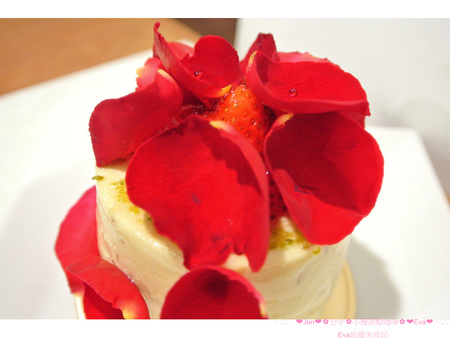 小梗甜點咖啡：【食記】oO。台中　西區　小梗咖啡廳Terrier Sweets （apple五花八門金銀島推）　二樓陽台(2F陽台)　草莓千層（期間限定千層）　17歲 　　好吃又好拍的甜點，大家不能錯過！。o○。