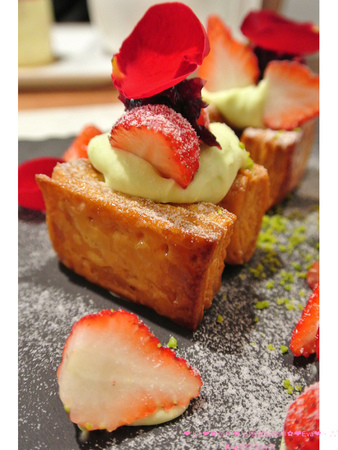 小梗甜點咖啡：【食記】oO。台中　西區　小梗咖啡廳Terrier Sweets （apple五花八門金銀島推）　二樓陽台(2F陽台)　草莓千層（期間限定千層）　17歲 　　好吃又好拍的甜點，大家不能錯過！。o○。