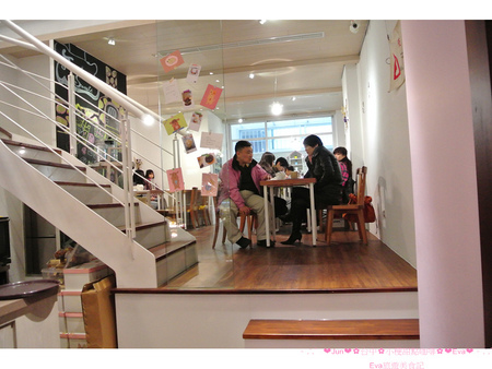 小梗甜點咖啡：【食記】oO。台中　西區　小梗咖啡廳Terrier Sweets （apple五花八門金銀島推）　二樓陽台(2F陽台)　草莓千層（期間限定千層）　17歲 　　好吃又好拍的甜點，大家不能錯過！。o○。