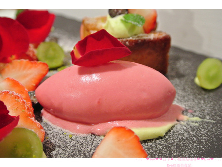 小梗甜點咖啡：【食記】oO。台中　西區　小梗咖啡廳Terrier Sweets （apple五花八門金銀島推）　二樓陽台(2F陽台)　草莓千層（期間限定千層）　17歲 　　好吃又好拍的甜點，大家不能錯過！。o○。