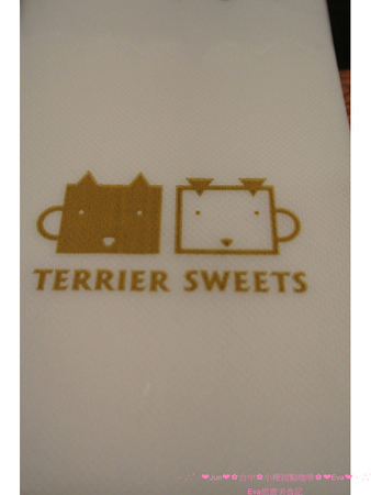 小梗甜點咖啡：【食記】oO。台中　西區　小梗咖啡廳Terrier Sweets （apple五花八門金銀島推）　二樓陽台(2F陽台)　草莓千層（期間限定千層）　17歲 　　好吃又好拍的甜點，大家不能錯過！。o○。