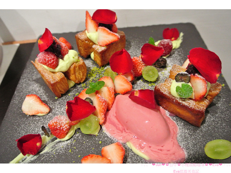 小梗甜點咖啡：【食記】oO。台中　西區　小梗咖啡廳Terrier Sweets （apple五花八門金銀島推）　二樓陽台(2F陽台)　草莓千層（期間限定千層）　17歲 　　好吃又好拍的甜點，大家不能錯過！。o○。