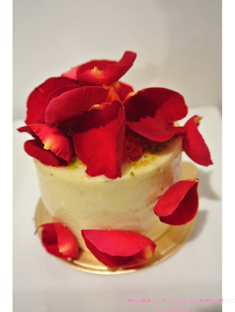 小梗甜點咖啡：【食記】oO。台中　西區　小梗咖啡廳Terrier Sweets （apple五花八門金銀島推）　二樓陽台(2F陽台)　草莓千層（期間限定千層）　17歲 　　好吃又好拍的甜點，大家不能錯過！。o○。