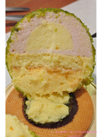 小梗甜點咖啡：【食記】oO。台中　西區　小梗咖啡廳Terrier Sweets （apple五花八門金銀島推）　二樓陽台(2F陽台)　草莓千層（期間限定千層）　17歲 　　好吃又好拍的甜點，大家不能錯過！。o○。