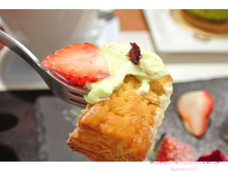 小梗甜點咖啡：【食記】oO。台中　西區　小梗咖啡廳Terrier Sweets （apple五花八門金銀島推）　二樓陽台(2F陽台)　草莓千層（期間限定千層）　17歲 　　好吃又好拍的甜點，大家不能錯過！。o○。