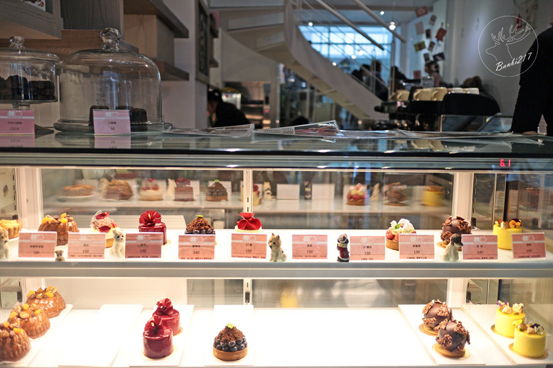Banbi217 美食旅遊: 小梗甜點咖啡 Terrier Sweets,期間限定草莓千層派,法式甜點,下午茶(台中西區美食)