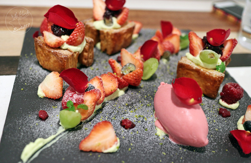 Banbi217 美食旅遊: 小梗甜點咖啡 Terrier Sweets,期間限定草莓千層派,法式甜點,下午茶(台中西區美食)