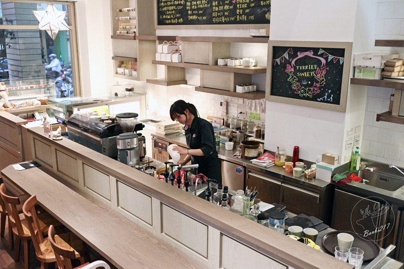 Banbi217 美食旅遊: 小梗甜點咖啡 Terrier Sweets,期間限定草莓千層派,法式甜點,下午茶(台中西區美食)
