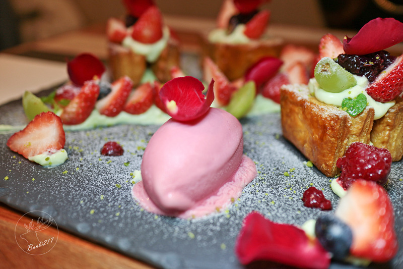 Banbi217 美食旅遊: 小梗甜點咖啡 Terrier Sweets,期間限定草莓千層派,法式甜點,下午茶(台中西區美食)