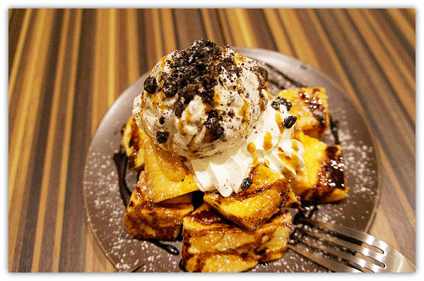 Toast Chat：國父紀念館站♬流溢的水波蛋、融你心冰淇淋法式吐司，午茶時光一起找貓咪店長來聊天吧！ Toast Chat