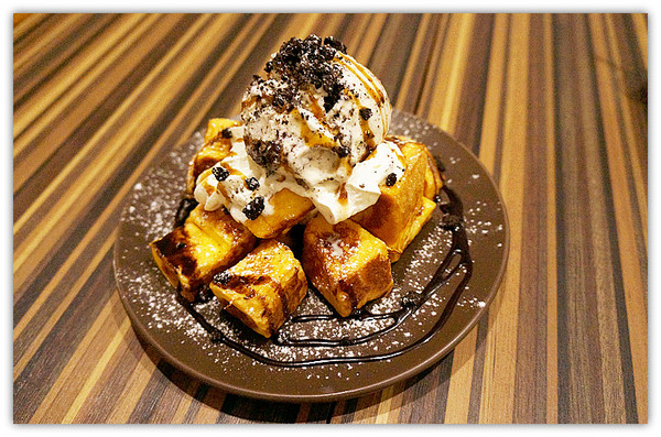 Toast Chat：國父紀念館站♬流溢的水波蛋、融你心冰淇淋法式吐司，午茶時光一起找貓咪店長來聊天吧！ Toast Chat