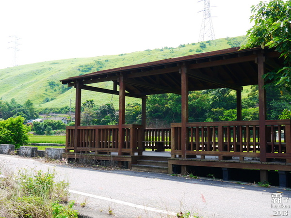 五福圳自行車道：清水。五福圳自行車道，騎著單車去賞荷 ～