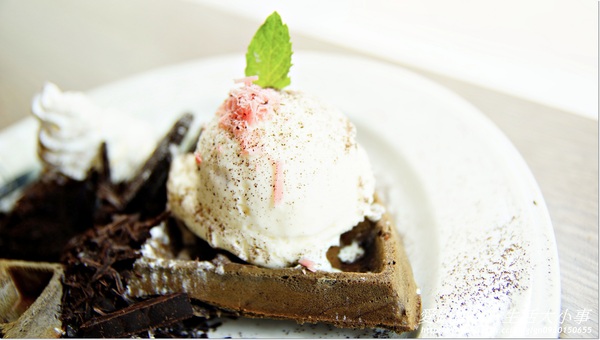 濼洋食:【食記/桃園】令人垂涎三尺~黑炭巧克力鬆餅