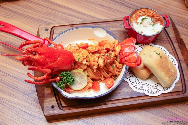 石窯屋：【蘆洲美食】☼石窯屋☼龍蝦番茄蝦醬細扁麵實在是太誘人了,肉質彈牙鮮甜/現點現做現窯烤的披薩&烤餅,餅皮Q彈有咬勁,非常推薦~