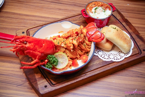 石窯屋：【蘆洲美食】☼石窯屋☼龍蝦番茄蝦醬細扁麵實在是太誘人了,肉質彈牙鮮甜/現點現做現窯烤的披薩&烤餅,餅皮Q彈有咬勁,非常推薦~