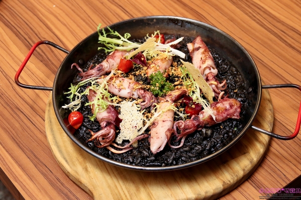 石窯屋：【蘆洲美食】二訪☼石窯屋 ☼窯烤披薩&半月烤餅美味又特別,推薦必嘗~秋季威尼斯墨魚義大利燉飯搭漁港現流小卷海味十足,快來參加萬聖節派對吧!